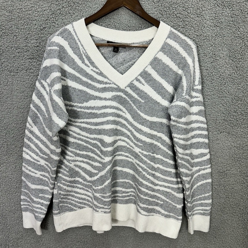 Banana Republic Sweater M Gray Zebra Stripe V Neck Knit Quiet Luxury Preppy Cozy